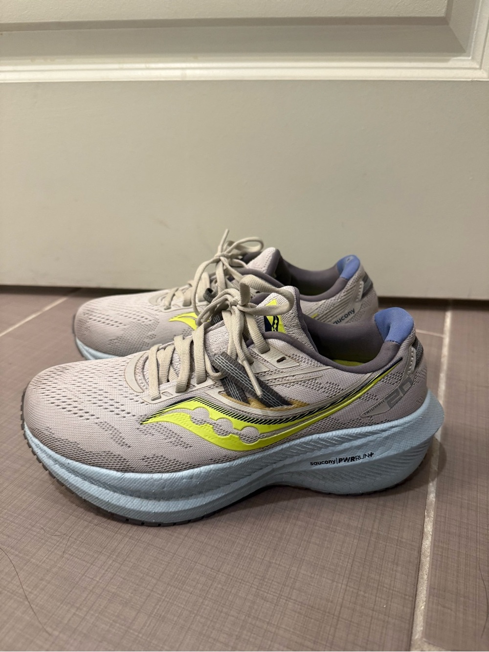 Saucony Women's Light Gray Running Shoes